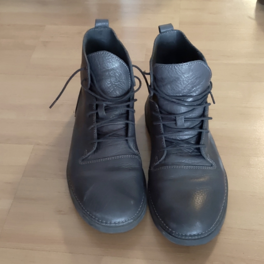 Clarks flat sole monotone leather lace up boots